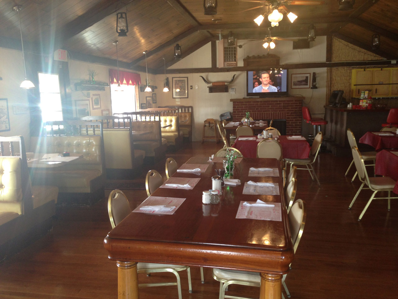 Commercial Upholstery: Wagonwheel Restaurant in Smyrna, DE
